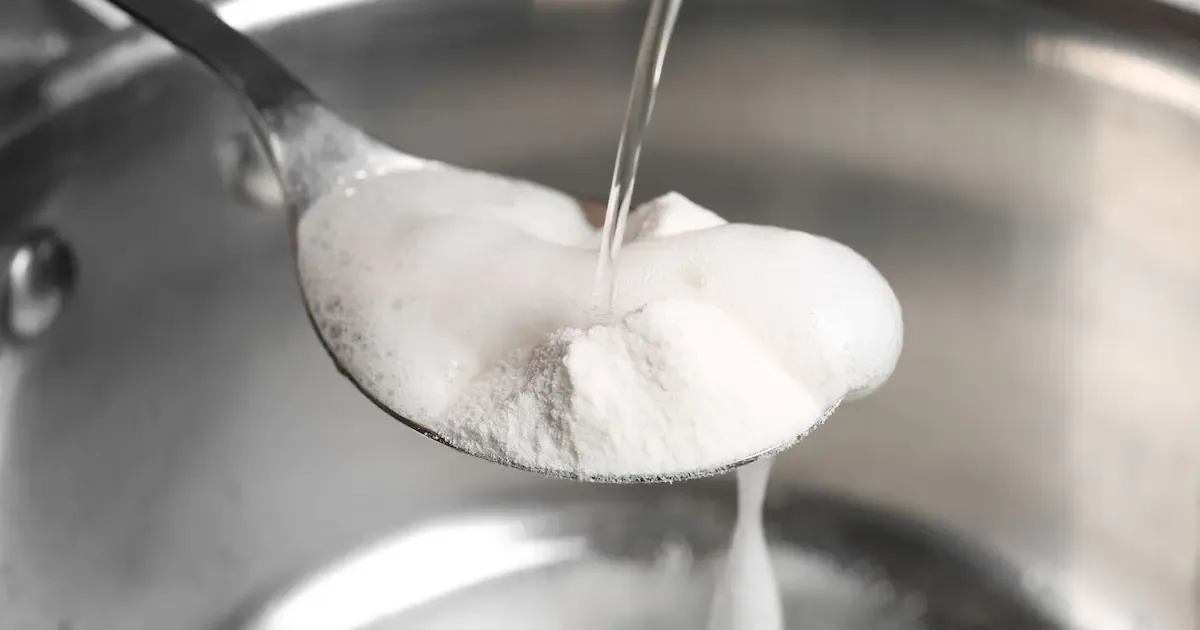Baking soda mengen met waterstofperoxide: zo maak je vuile voegen en textiel écht schoon