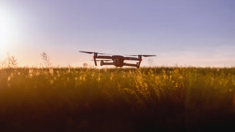 Militaire drone in de lucht ter illustratie van moderne luchtdreigingen en drone-aanvallen