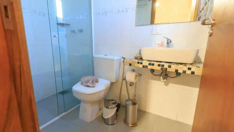 Open stortbak van een toilet met een gevulde fles water als besparingsmethode
