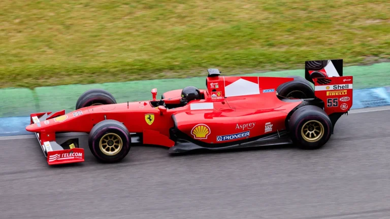Formule 1-bolides op het stratencircuit van Baku tijdens het raceweekend in Azerbeidzjan