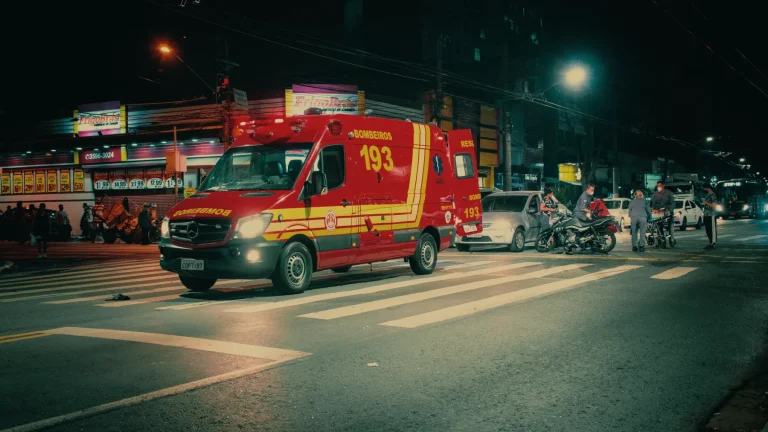 Ambulance en hulpdiensten met zwaailichten ter plaatse na een incident