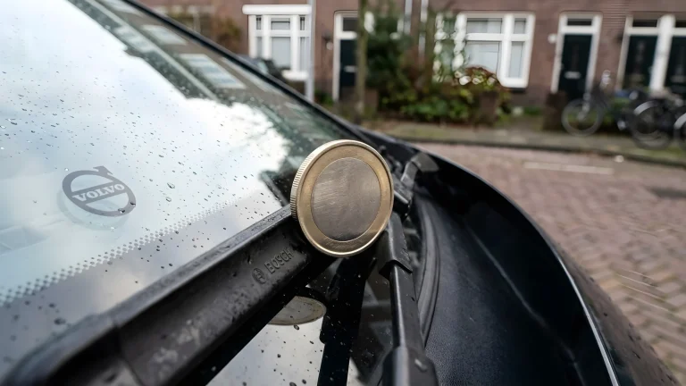 Munt op de voorruit van een geparkeerde auto