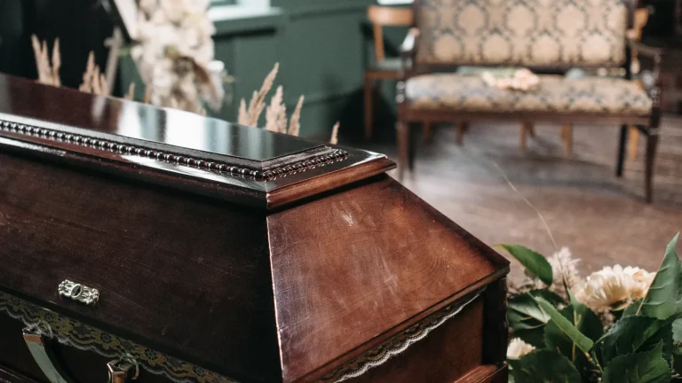 Symbolische weergave van moderne uitvaartmogelijkheden in Nederland