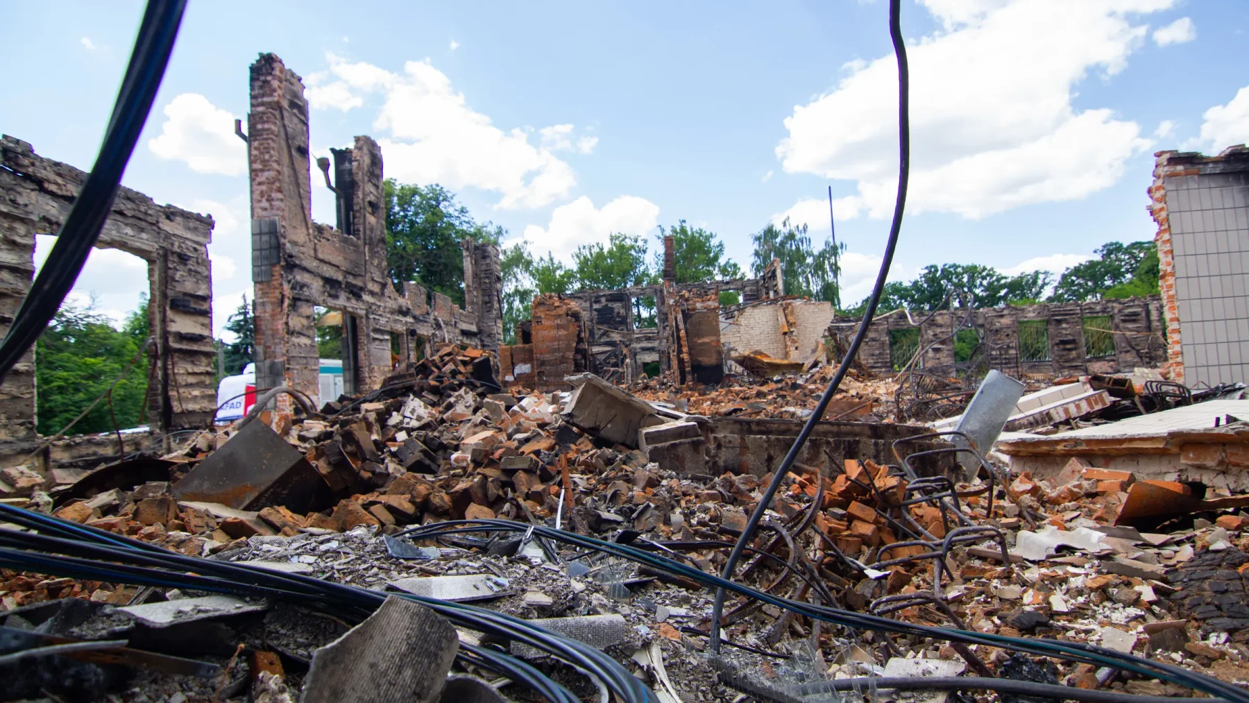 Hulpdiensten en puin na een explosie in de historische wijk Plaka in Athene