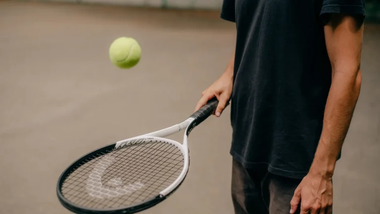 Roger Federer in neutrale kleding tijdens een presentatie van een kledingmerk