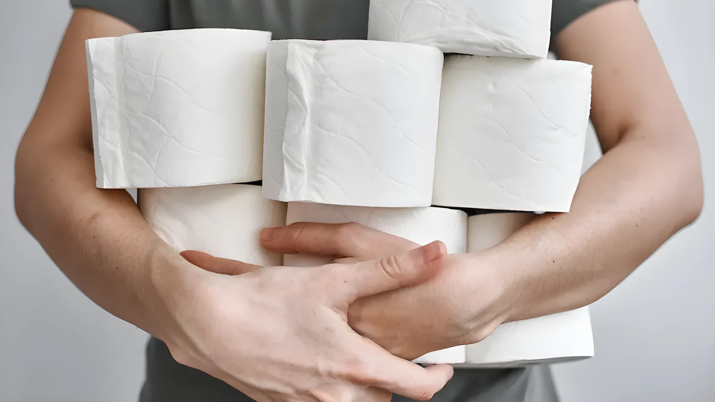 El papel higiénico en los rieles de la ventana puede ayudar a desprender suciedad.