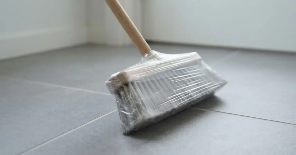 Folie om je bezem: zo veeg je haren en stof direct op zonder vieze borstelharen