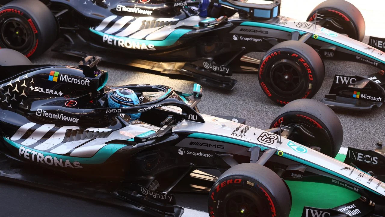 Kimi Antonelli crasht zwaar in Bakoe en start vanaf P16