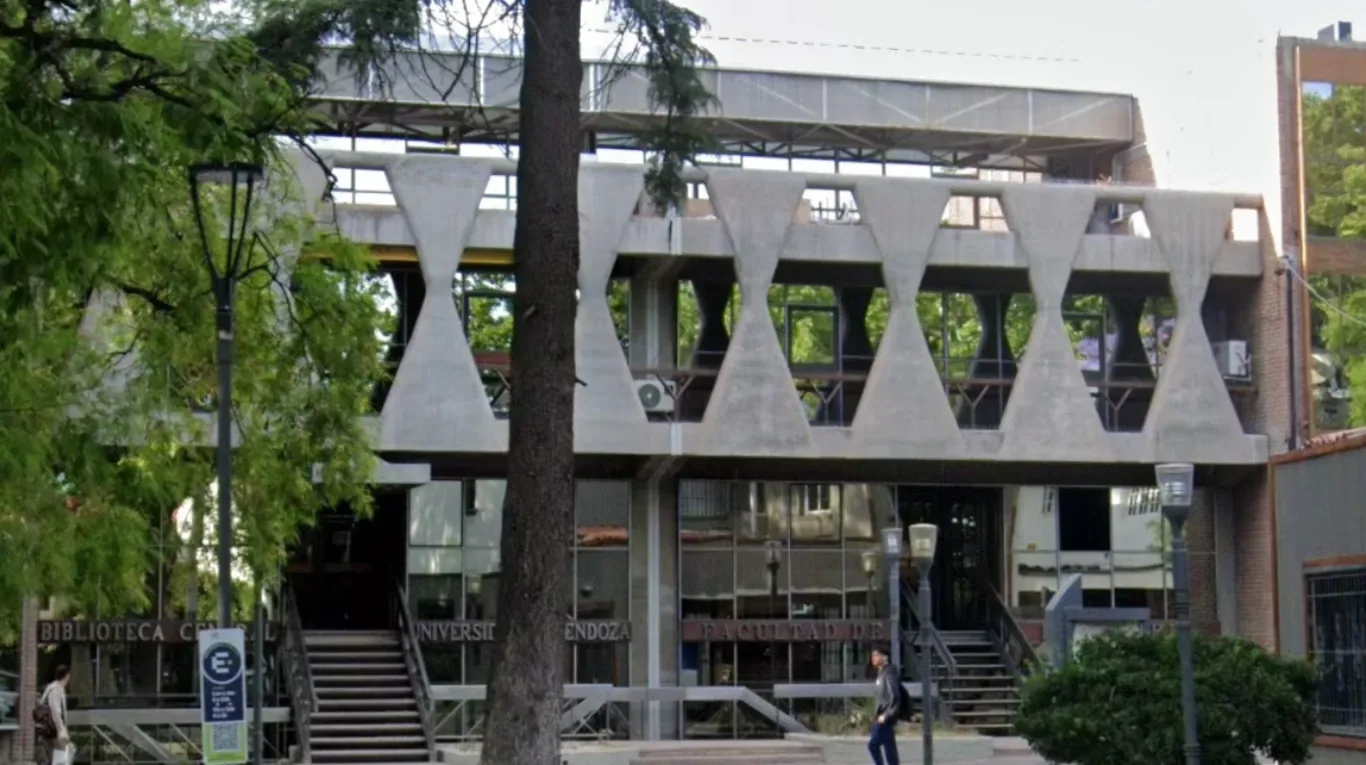 La Universidad de Mendoza fue evacuada este viernes tras recibir una amenaza de bomba. (Foto: Google Maps)