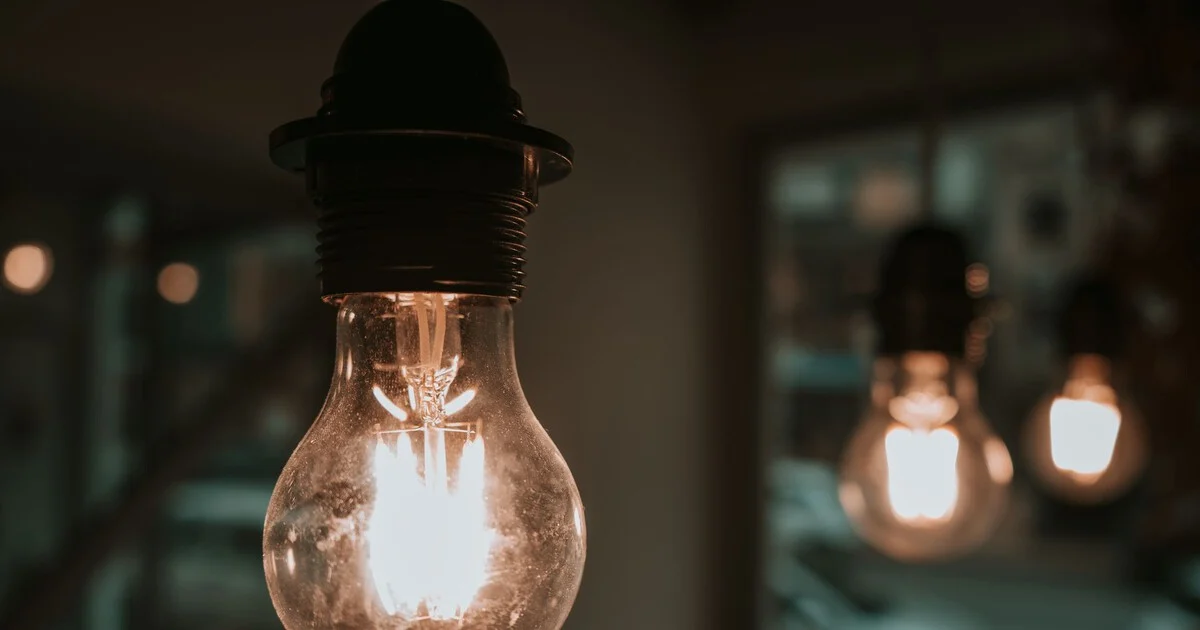 Licht uitdoen of laten branden: wat bespaart echt energie?