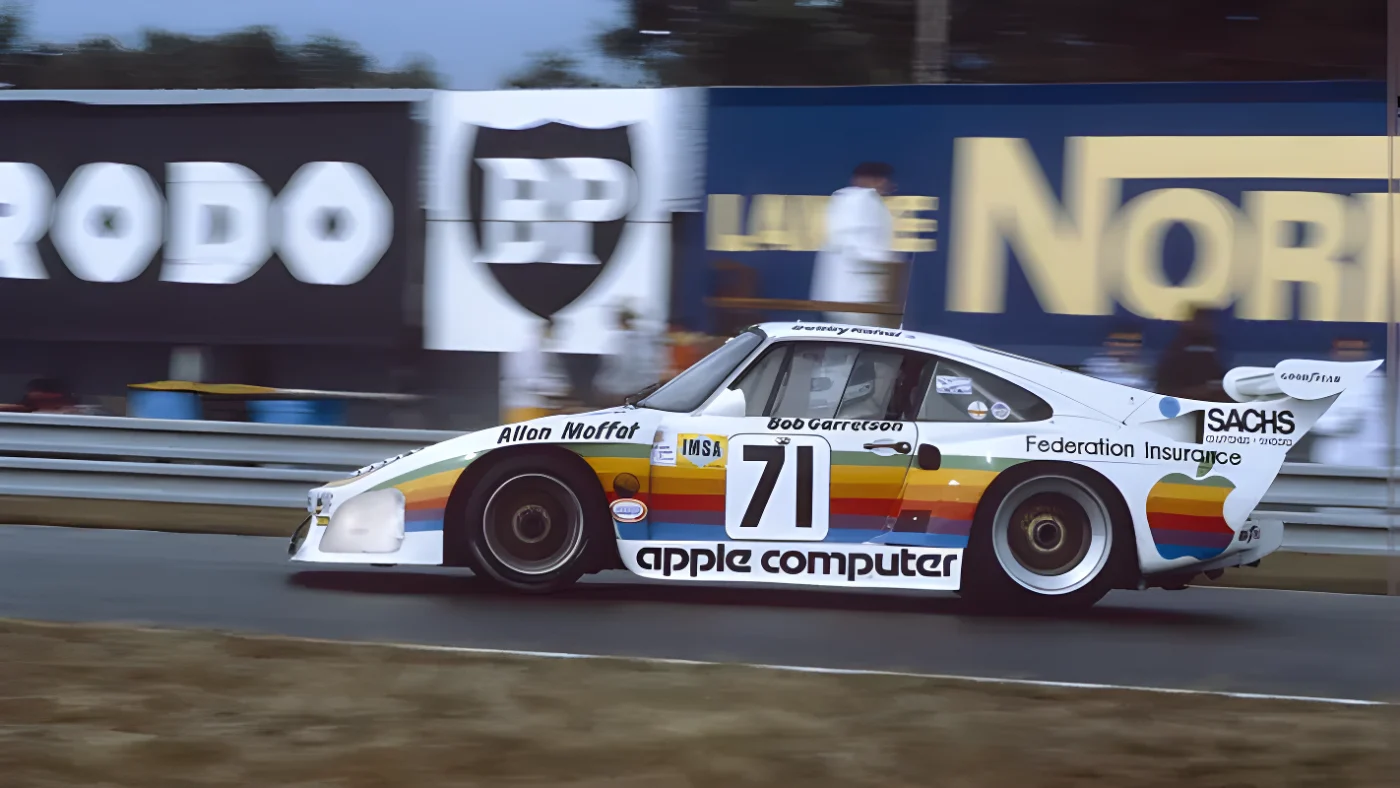 Porsche 935 K3 met de toenmalige regenboogkleuren van Apple Computer. Beeld: Porsche AG