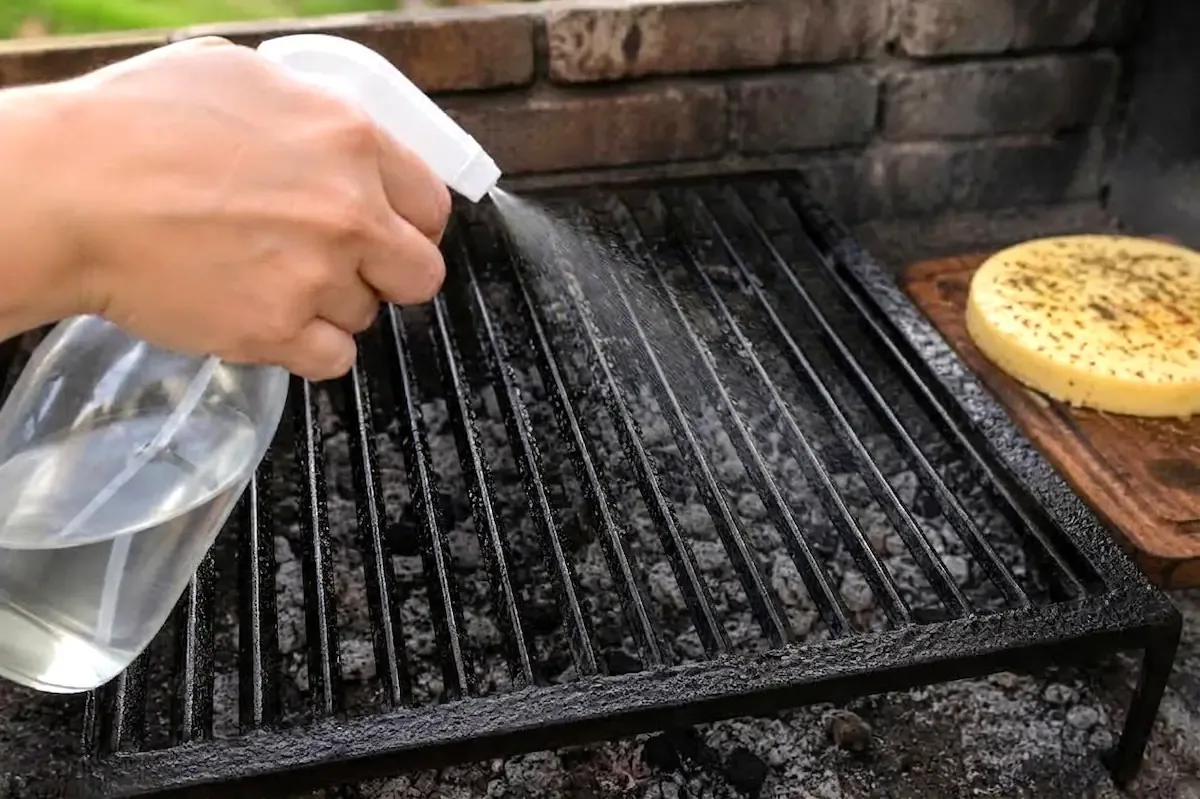 Rociar vinagre y pasar una cebolla en la parrilla antes de hacer el asado: para qué sirve y por qué lo recomiendan.