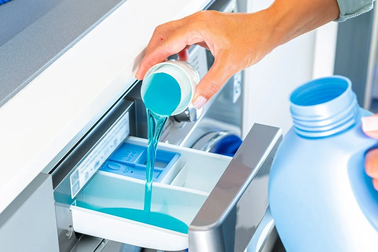 Stinkt je wasmachine? De oorzaak is vaak geen defect maar een simpele doseerfout