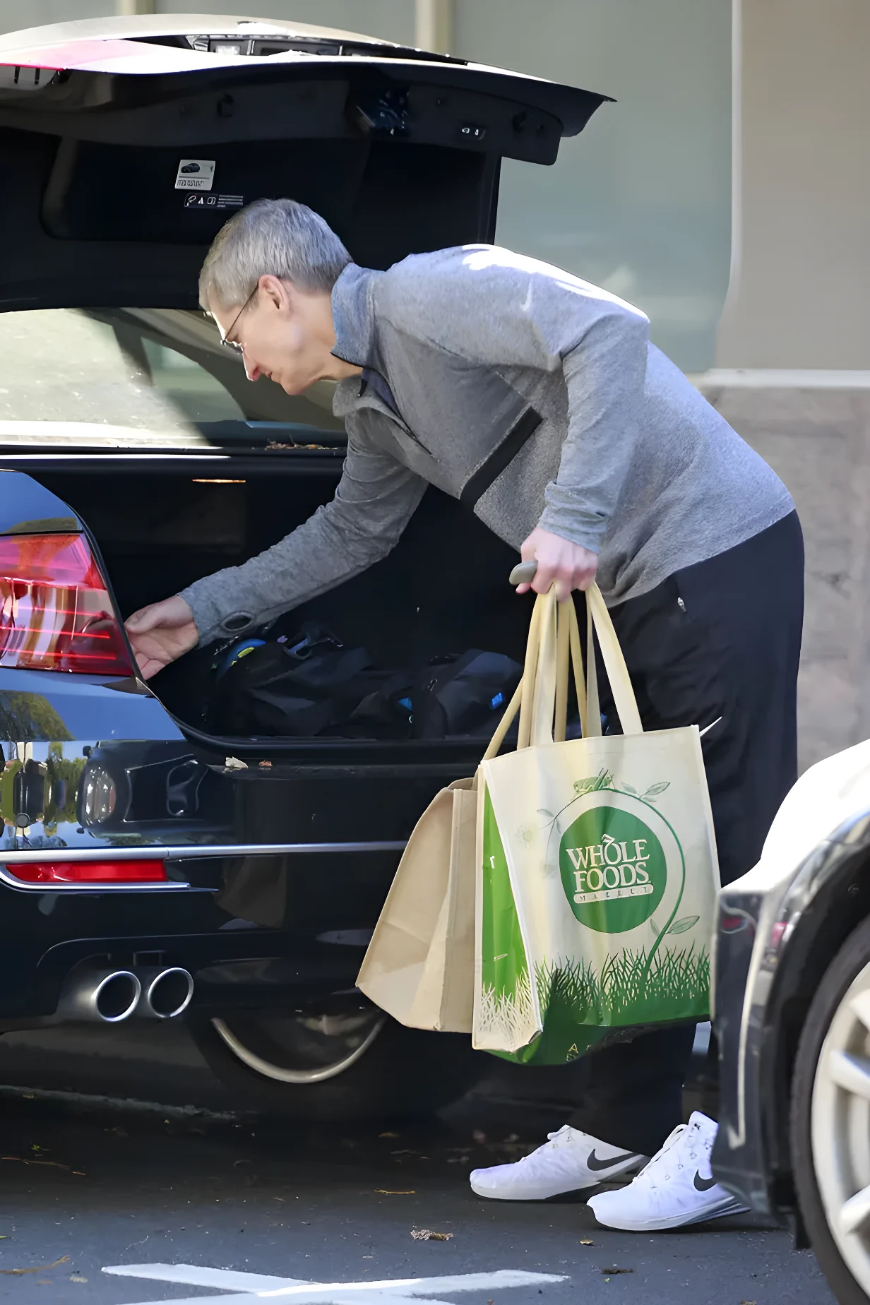 Tim Cook bij zijn auto.