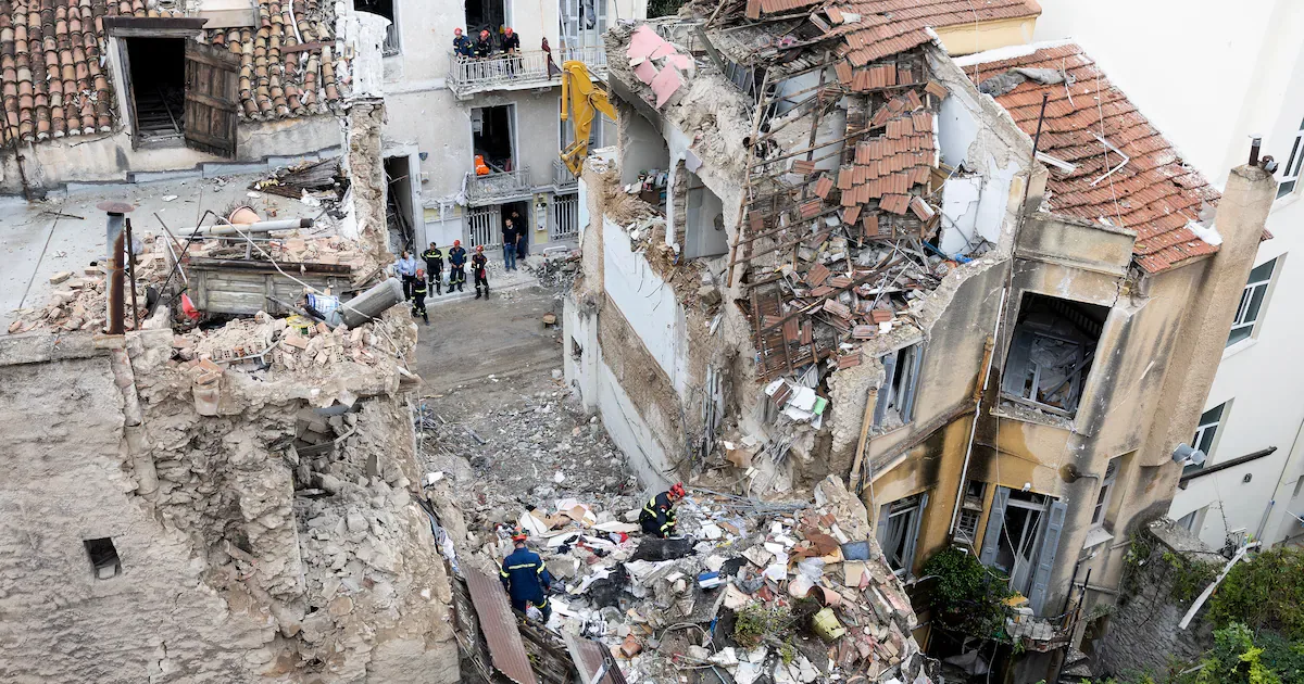 Verwoestende explosie treft historisch Athene: doden en vermisten na instorting woongebouw