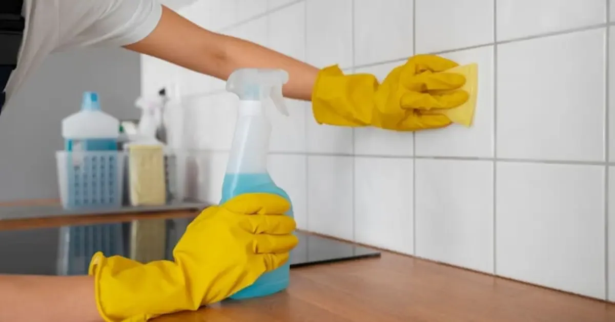 Vet op hoge keukenkastjes verwijderen: zo doe je dat veilig vanaf de grond