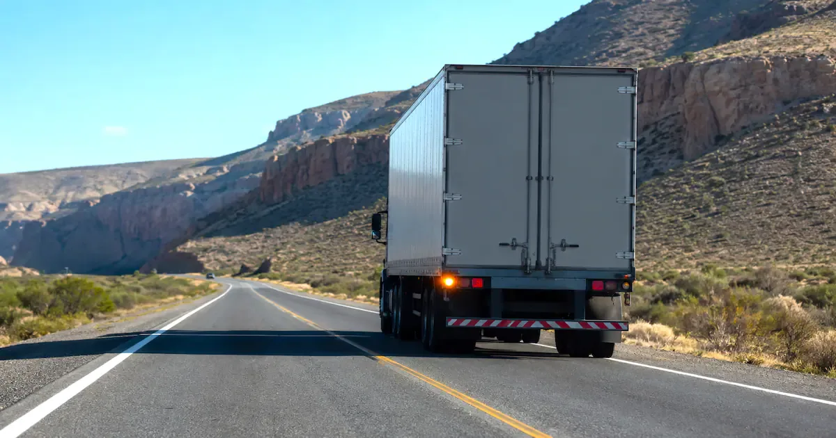 Vrachtwagen die knippert op de weg? Dit betekent het informele lichtsignaal