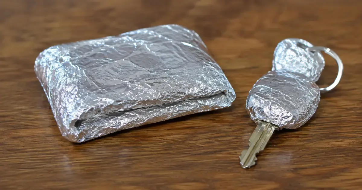 Waarom je autosleutel en bankpas in aluminiumfolie wikkelen echt werkt