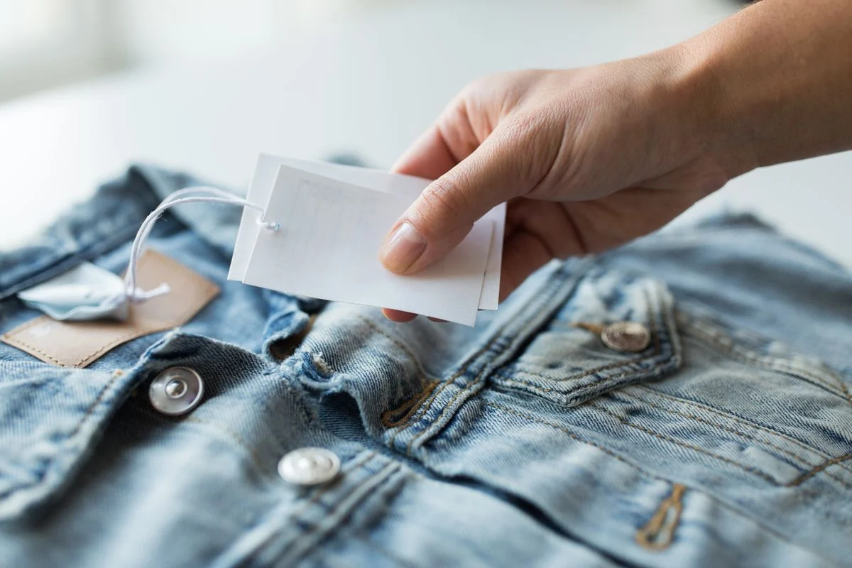 Waarom je nieuwe kleding nooit direct moet dragen (en eerst moet wassen)