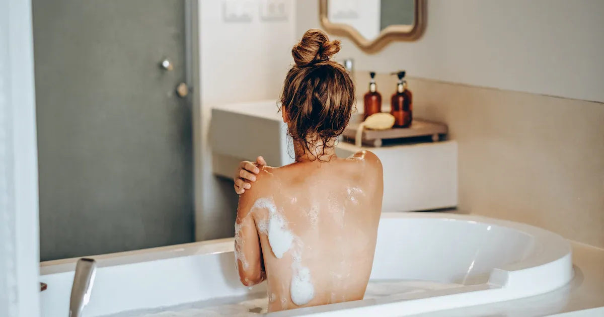 Washandje, spons of blote handen: dit is volgens de dermatoloog het gezondst onder de douche